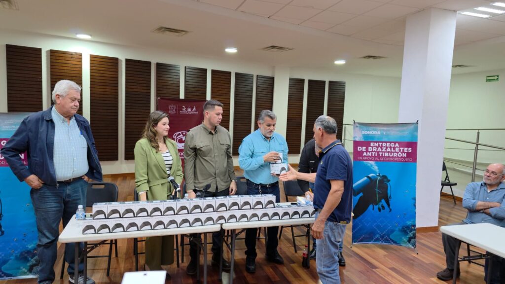 Reciben pescadores pulseras anti tiburón 3 45 1