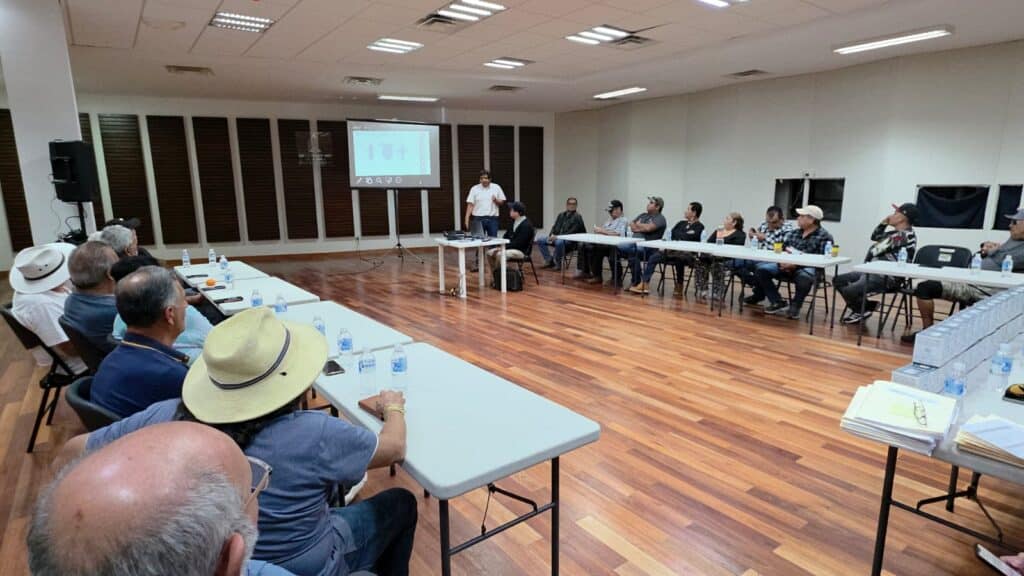 Reciben pescadores pulseras anti tiburón 4 46