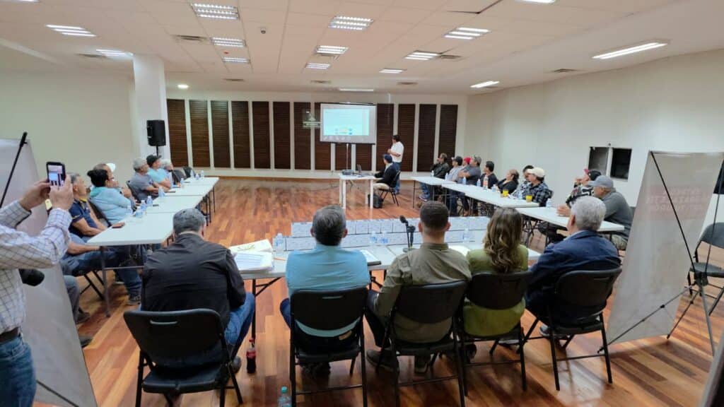 Reciben pescadores pulseras anti tiburón 5 47 1