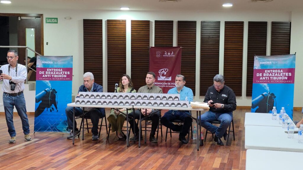 Reciben pescadores pulseras anti tiburón 7 49 1