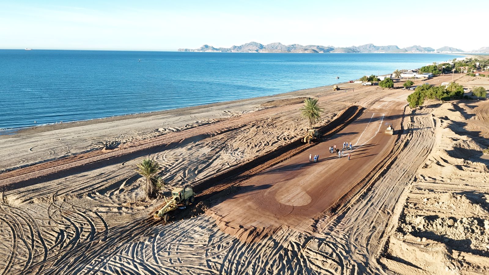 Supervisan construcción del malecón turístico en la playa del Cochorit