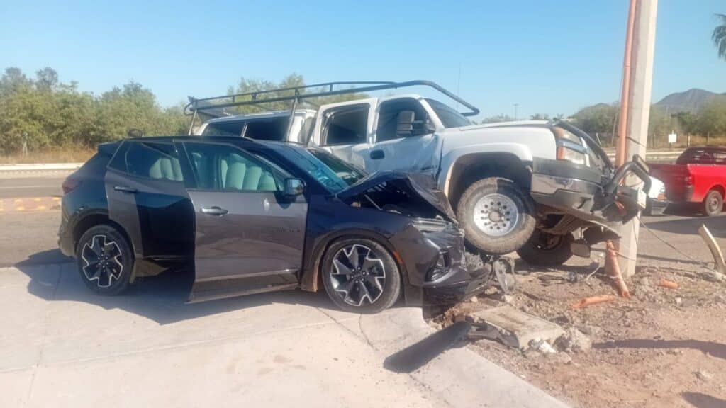 Impacta pick up a camioneta; hay tres personas heridas 1 53 1