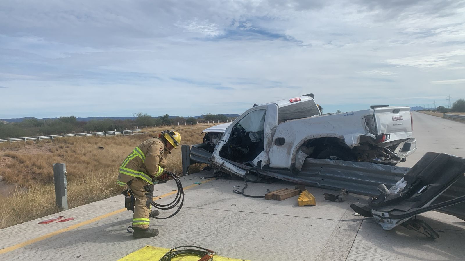 Rescatan a conductor prensado