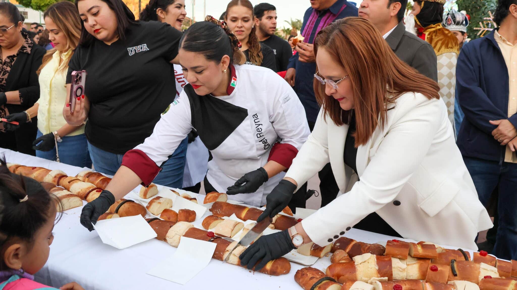 Disfrutan guaymenses de rosca de reyes