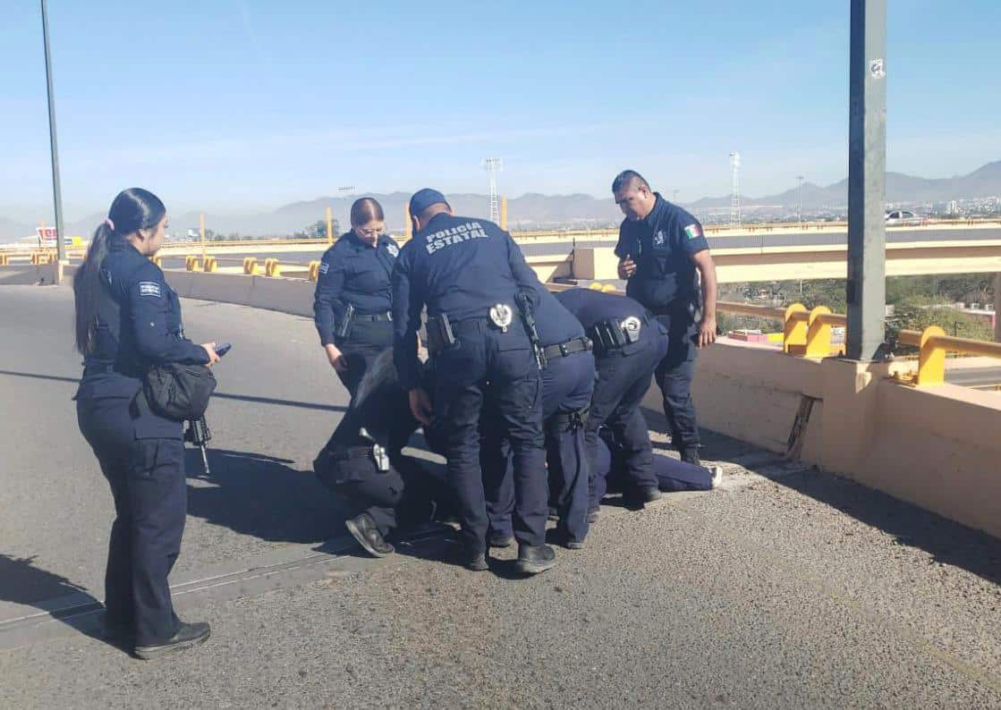Policías estatales salvan la vida de una mujer en puente de Hermosillo