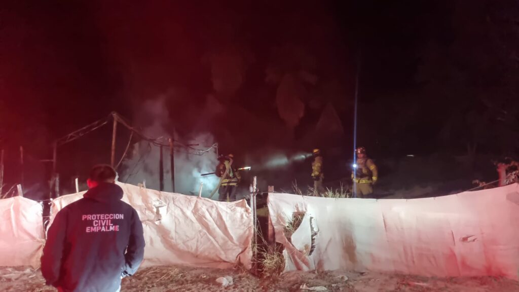 Destruye fuego vivienda en el ejido San Fernando 2 86