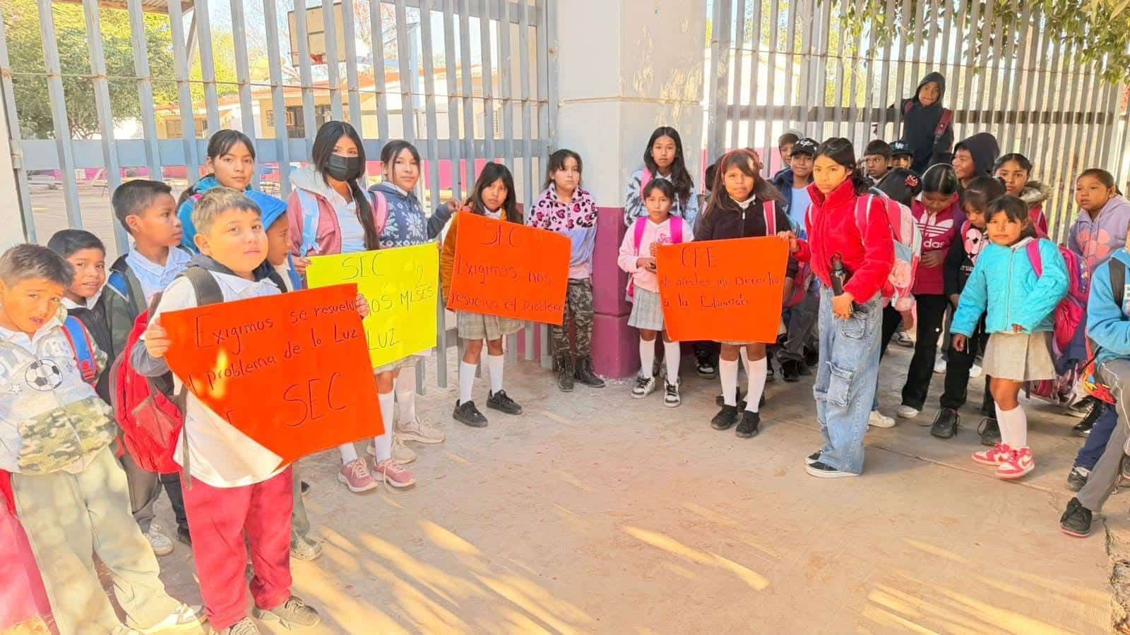 Toman padres de familia escuela primaria en Vícam