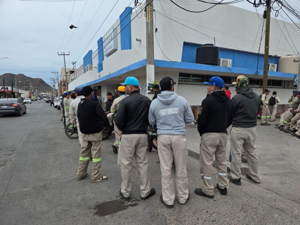 Realizan protesta trabajadores de la CEA 1 9