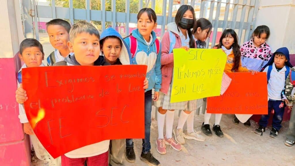 Toman padres de familia escuela primaria en Vícam 1 90