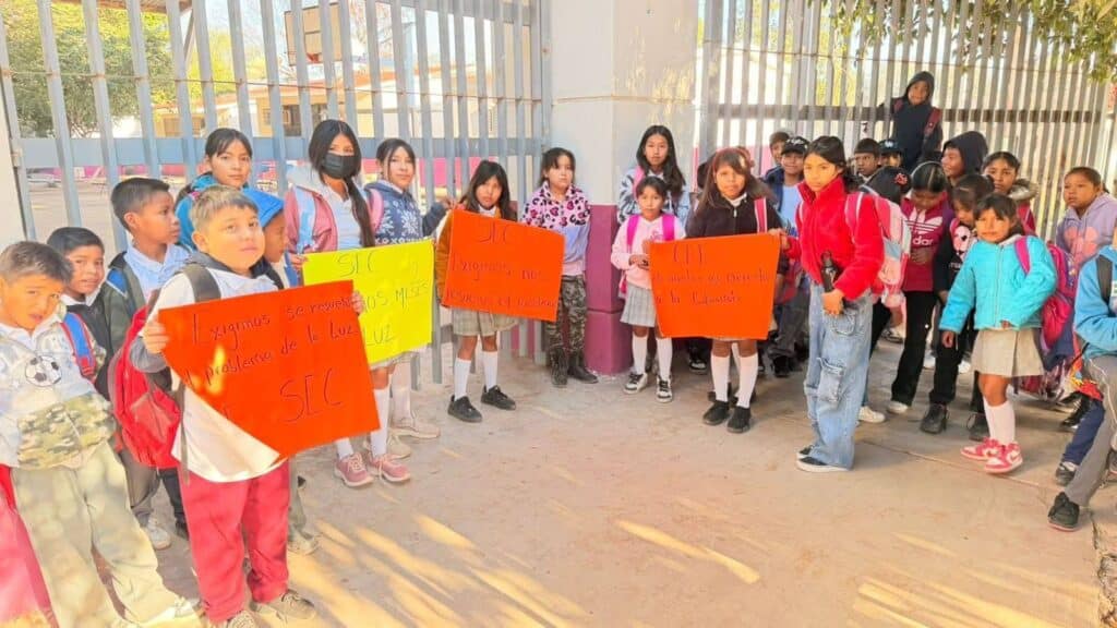 Toman padres de familia escuela primaria en Vícam 3 92