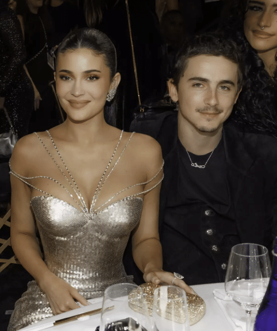 Kylie Jenner deslumbra con look de más de 100 quilates en Golden Globes 1 Kylie Jenner