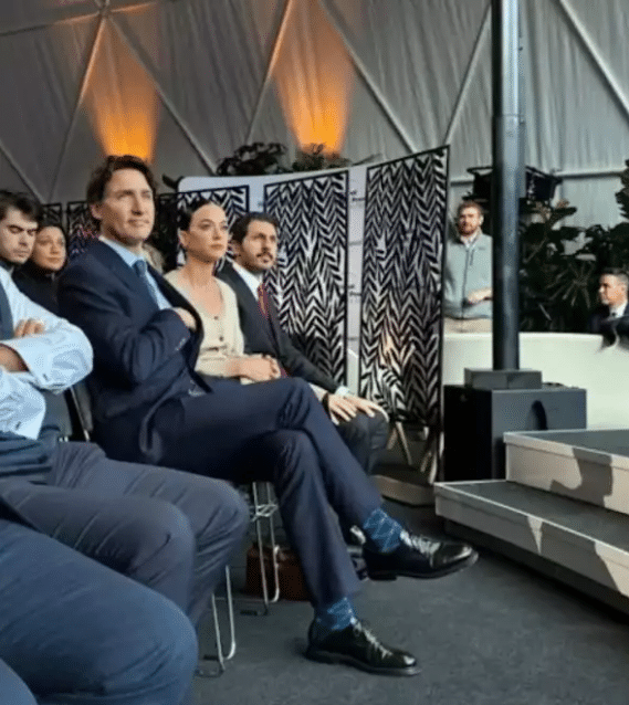 Katy Perry brilla como “primera dama” de Justin Trudeau en Davos 2 Grupo de personas en un evento.
