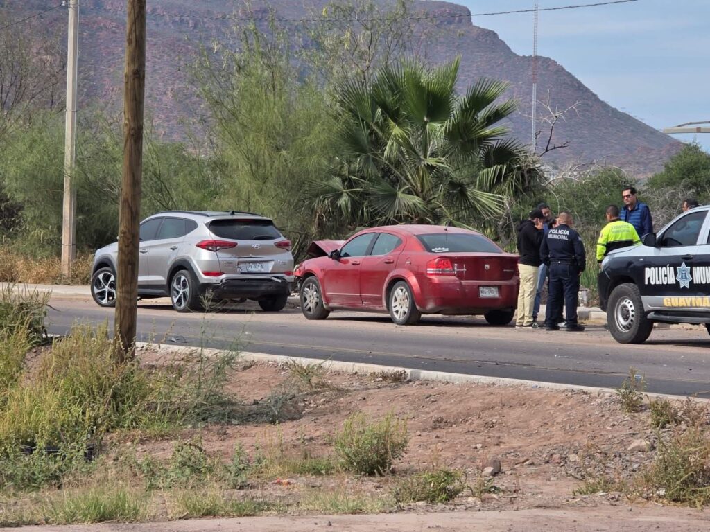 Daños materiales deja choque de vehículos 1 choque