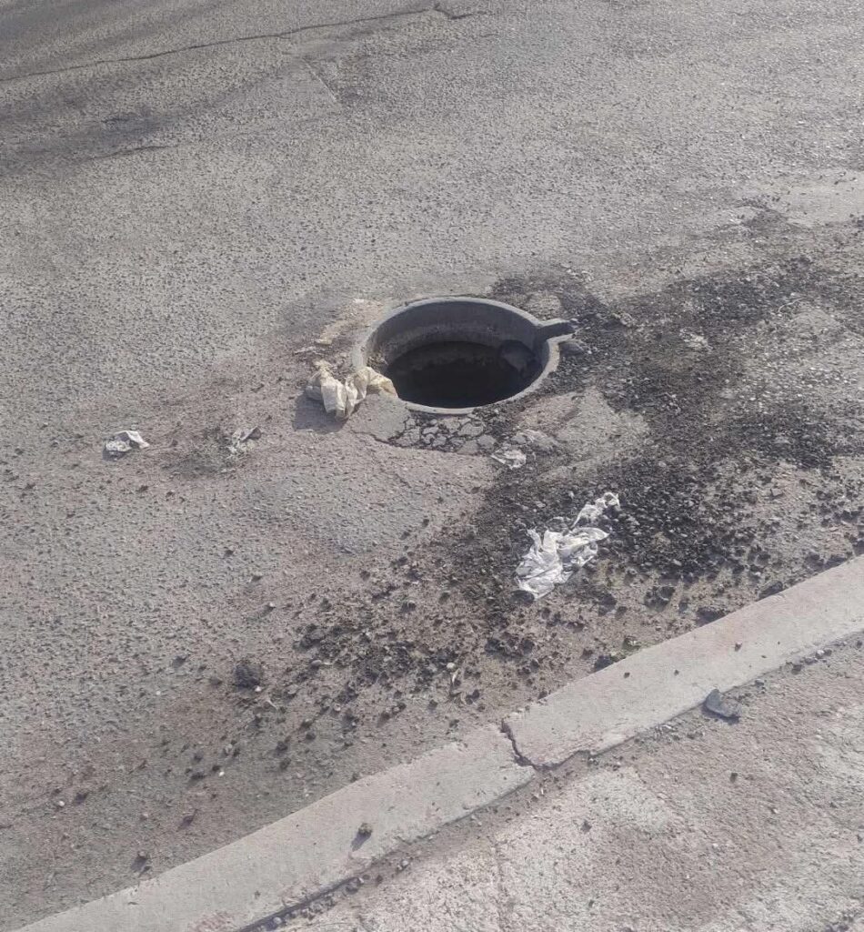 Cae auto a alcantarilla abierta 1 alcantarilla