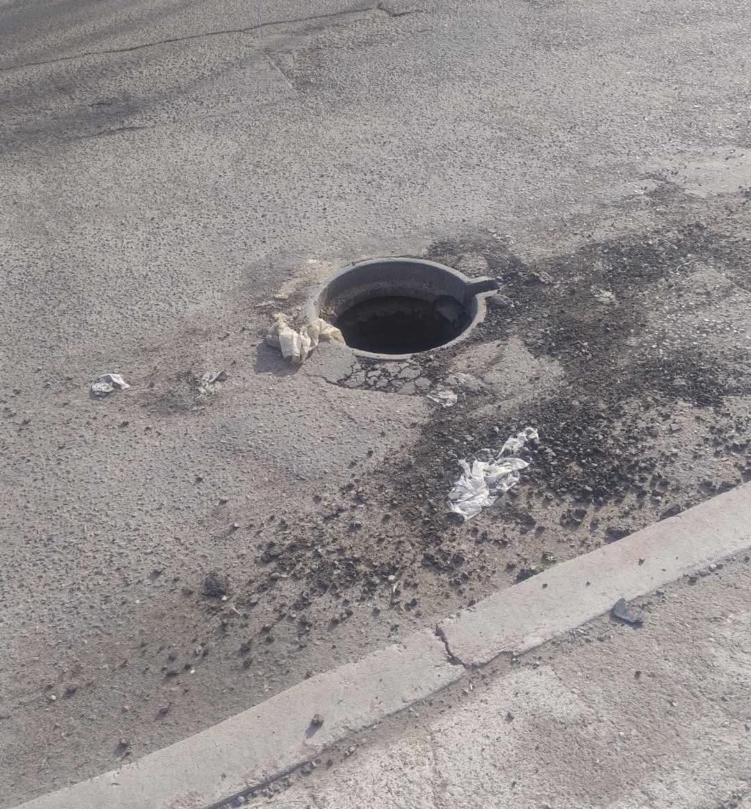 Cae auto a alcantarilla abierta