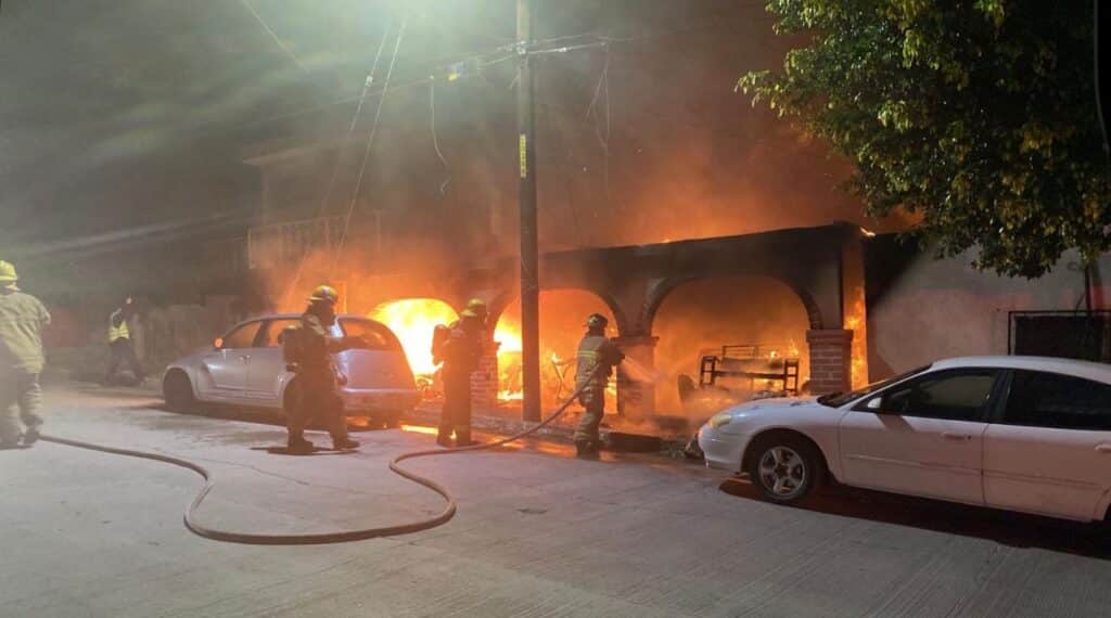 Provocan impresionante incendio de vivienda al oriente de Guaymas 1 IMG 20260112 WA0096 1
