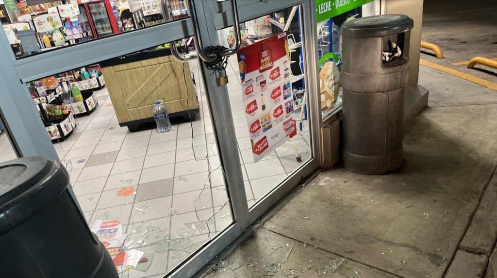 Oxxos ahora enfrentan cristalazos 1 oxxo