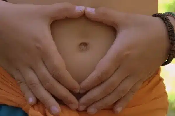 Por que se forma pelusa dentro del ombligo