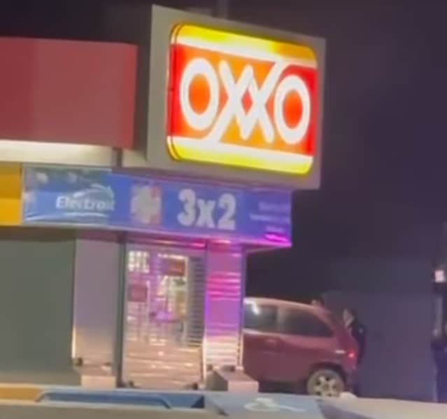 Auto choca contra establecimiento comercial de tienda Oxxo 1 oxxo