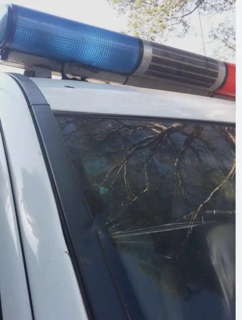 Joven ataca a policía y daña patrulla 1 Joven ataca patrulla