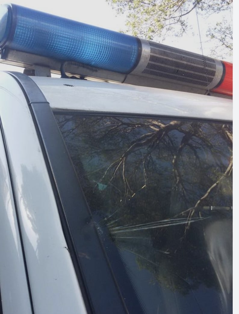 Joven ataca a policía y daña patrulla