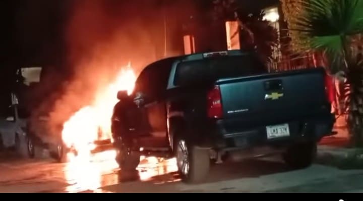 Provocan incendio en vehículo 1 vehiculo