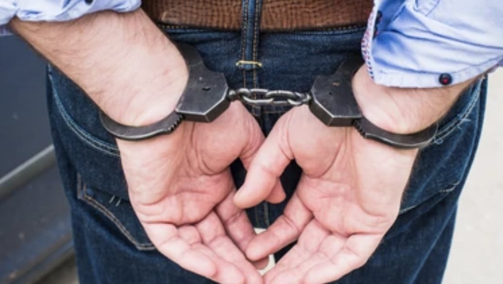 Empleado de festividades golpea a tránsito