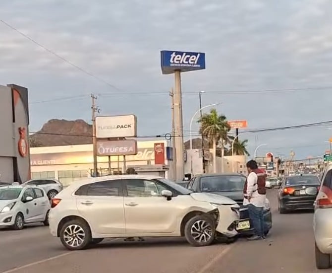 Chocan autos en la Calzada 1 calzada