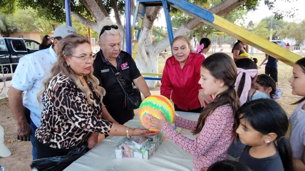 Lleva DIF dulces, juguetes y ropa para niños de comunidades rurales 2 WhatsApp Image 2026 01 23 at 6.05.45 PM 1