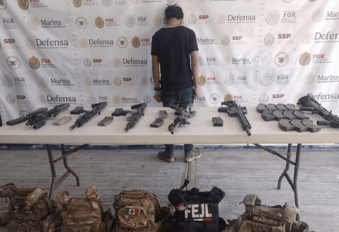 Cae menor de edad tras enfrentamiento en veracruz; aseguran arsenal y equipo táctico