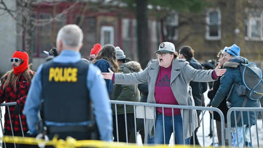 Minnesota demanda al Gobierno de Trump tras muerte de una mujer a manos de ICE 1 image 12