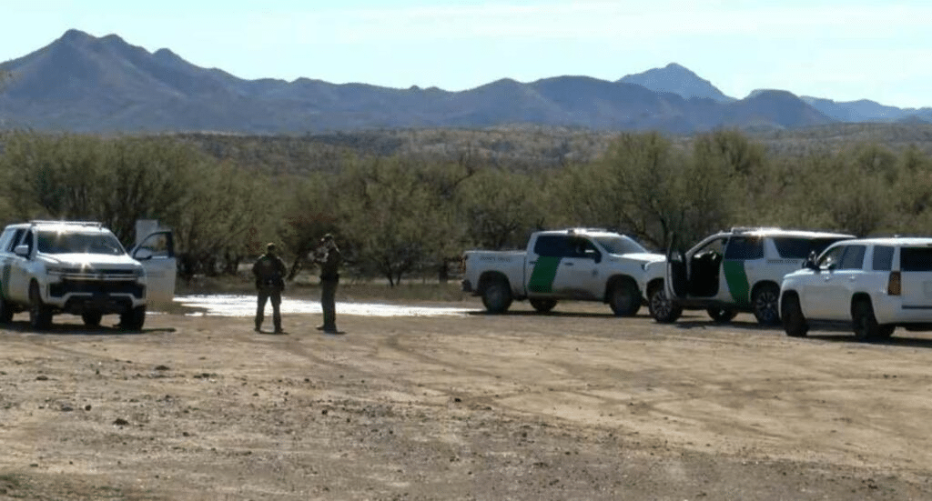 Patrulla Fronteriza balea a una persona en Arizona, cerca de la frontera con México 1 image 195