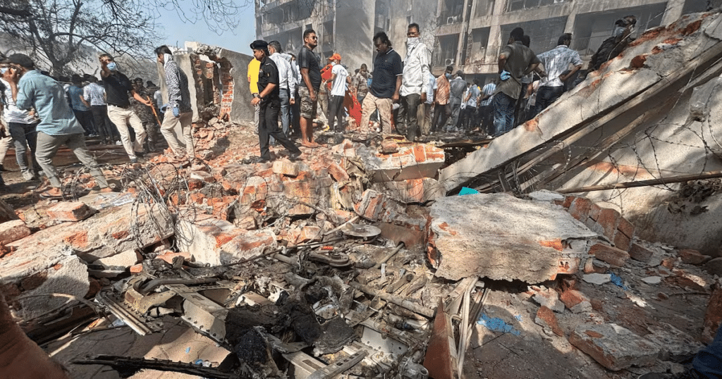 Mueren cinco personas, incluido un político, tras estrellarse jet privado en India 3 image 220