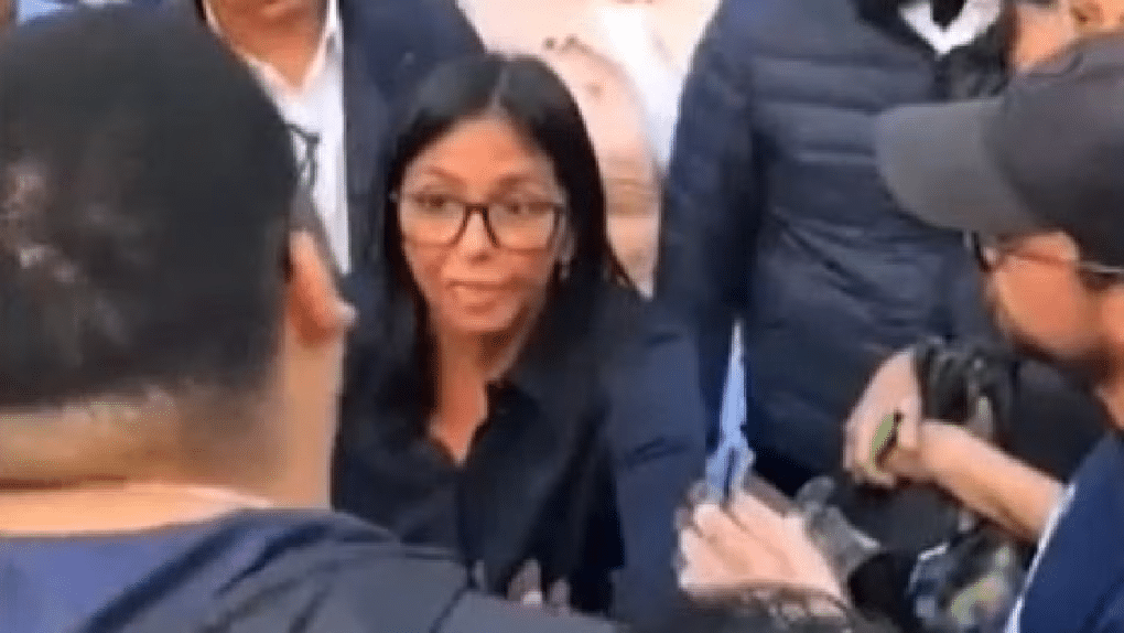 Estudiantes venezolanos confrontan a Delcy Rodríguez y exigen liberación de presos políticos 1 image 224