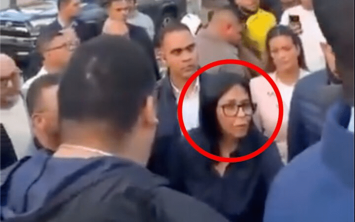 Estudiantes venezolanos confrontan a Delcy Rodríguez y exigen liberación de presos políticos 2 image 225