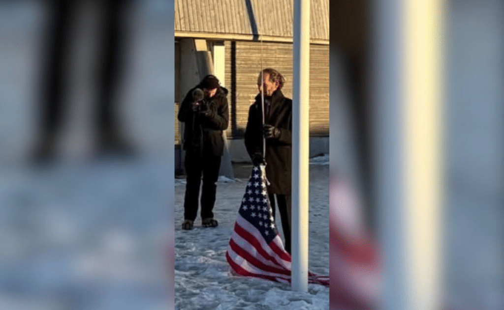 Multan en Groenlandia a cómico alemán por intentar izar bandera de Estados Unidos 1 image 268