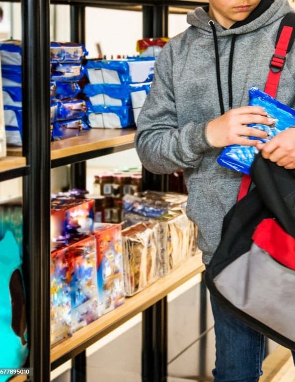 Detectan a menor robando galletas