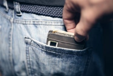 Roban dinero a sexagenario