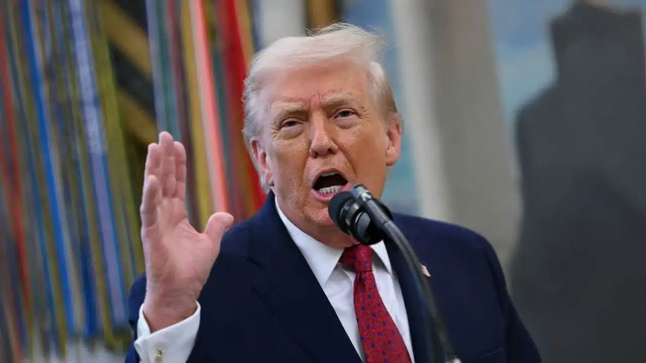 Trump amenaza con arancel del 50 % a aeronaves canadienses por disputa de certificación