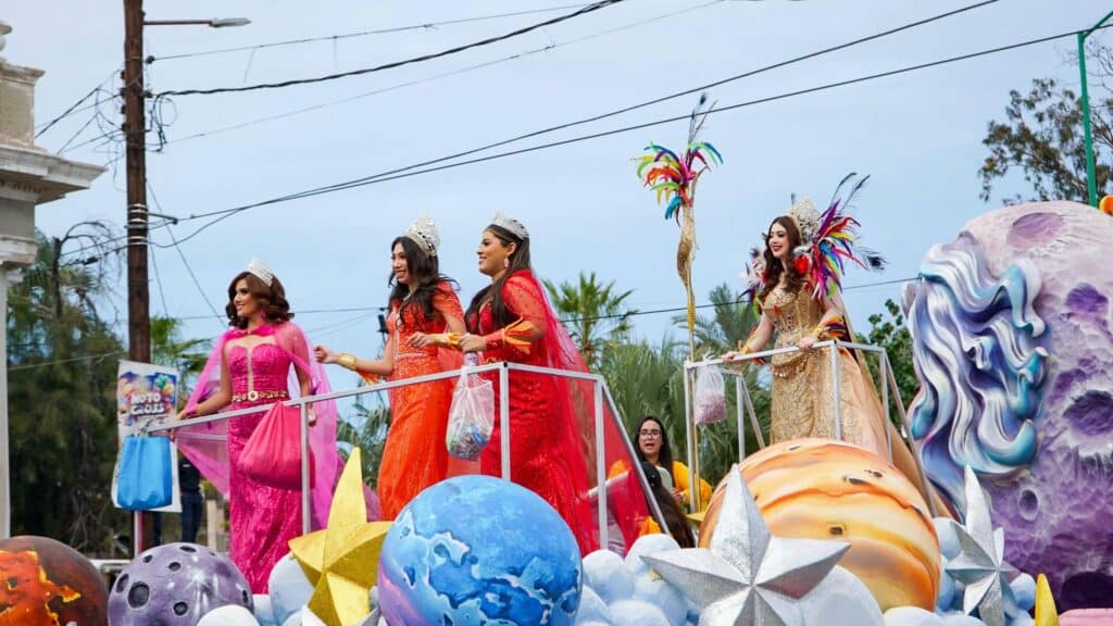 Finaliza desfile de carros alegóricos y comparsas del Carnaval Guaymas 2026 "El pueblo está de fiesta" 21 265