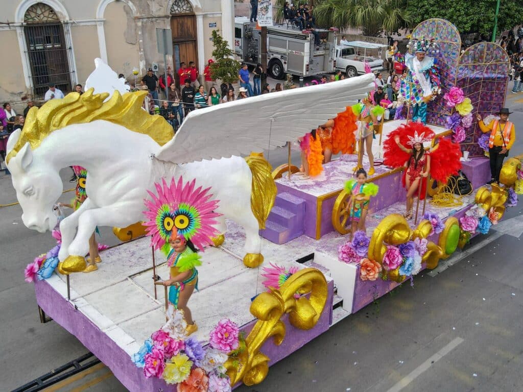 Finaliza desfile de carros alegóricos y comparsas del Carnaval Guaymas 2026 "El pueblo está de fiesta" 26 270 1