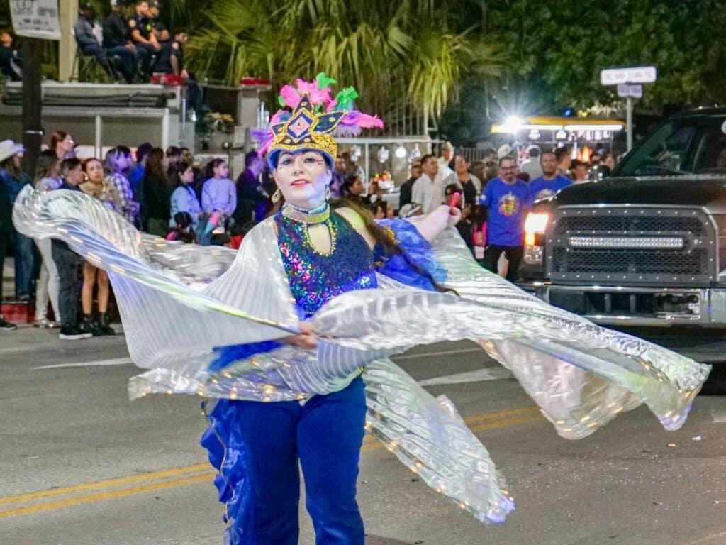 Finaliza desfile de carros alegóricos y comparsas del Carnaval Guaymas 2026 "El pueblo está de fiesta" 30 274