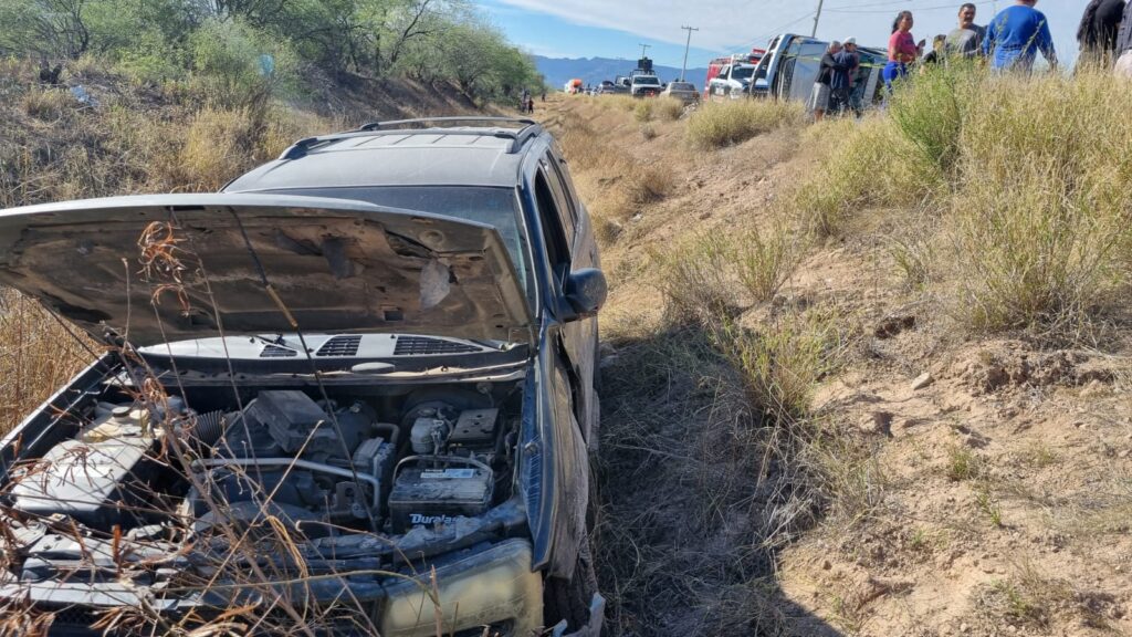 Pierde la vida joven; resultó lesionada una mujer en volcadura de camioneta 2 412