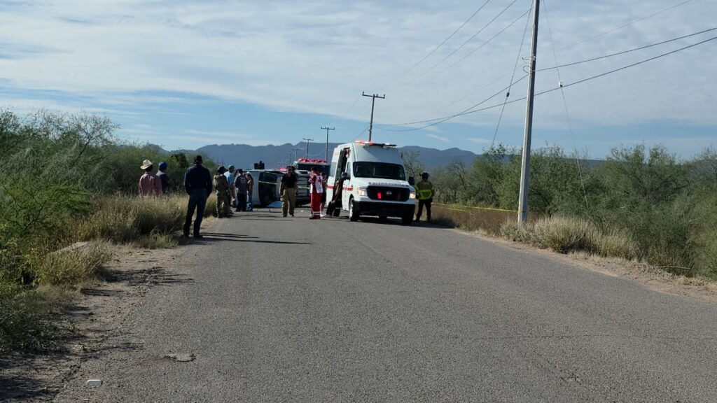 Pierde la vida joven; resultó lesionada una mujer en volcadura de camioneta 3 414