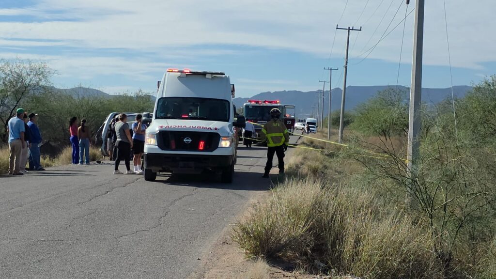 Pierde la vida joven; resultó lesionada una mujer en volcadura de camioneta 4 415