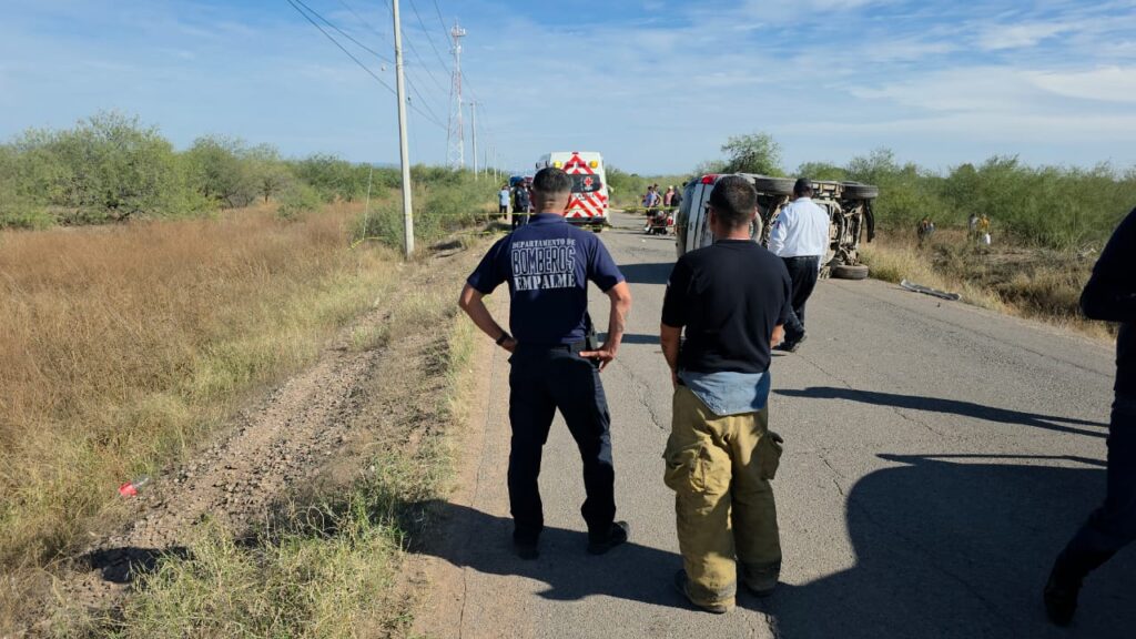 Pierde la vida joven; resultó lesionada una mujer en volcadura de camioneta 6 417