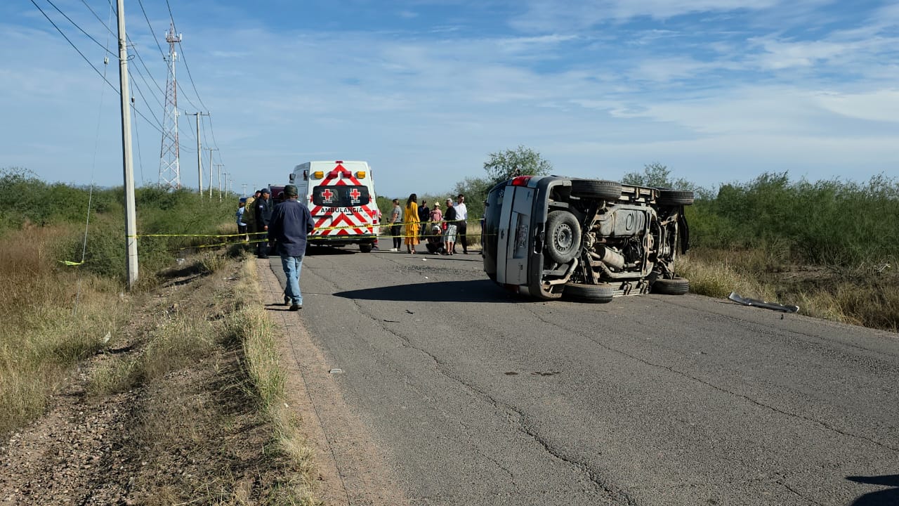 Pierde la vida joven; resultó lesionada una mujer en volcadura de camioneta