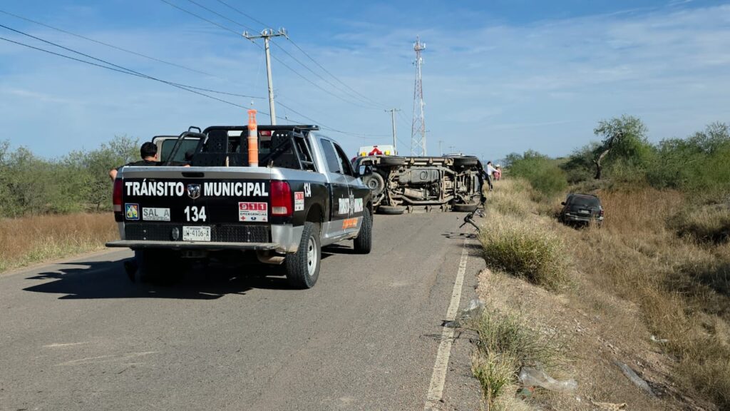 Pierde la vida joven; resultó lesionada una mujer en volcadura de camioneta 8 419