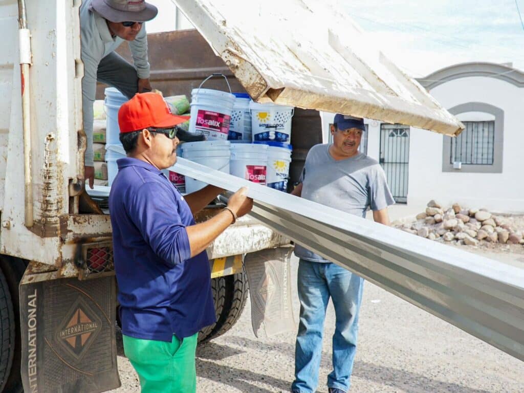 Entregan apoyos a damnificados en Niza 3 467