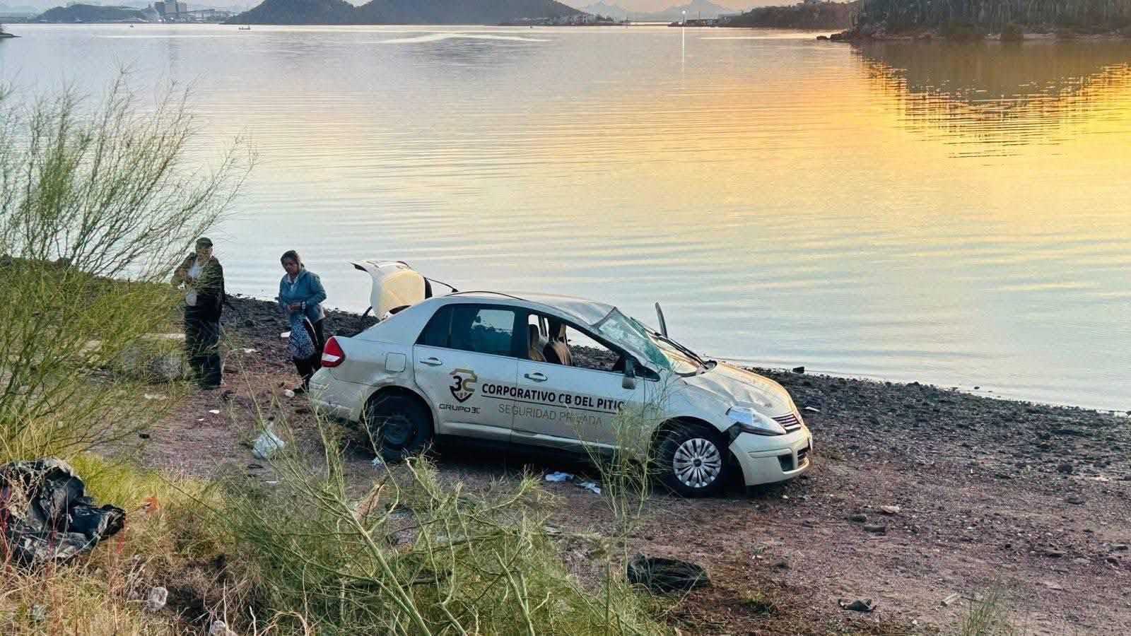 Vuelca automóvil en bulevar Costa Azul